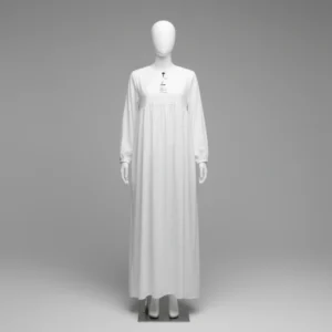 عباية عمرة بيضاء بقصّة مجمّعة وأكمام مريحة