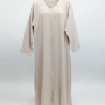 عباية بيج سادة بتطريز أمامي ناعم وقصّة مستقيمة