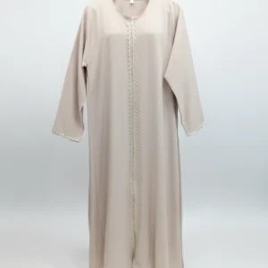 عباية بيج سادة بتطريز أمامي ناعم وقصّة مستقيمة
