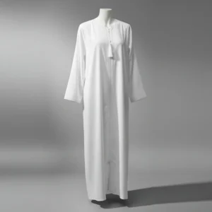 عباية عمرة بيضاء – قماش تركي ناعم، قصّة مستقيمة مع تفاصيل أمامية بسيطة